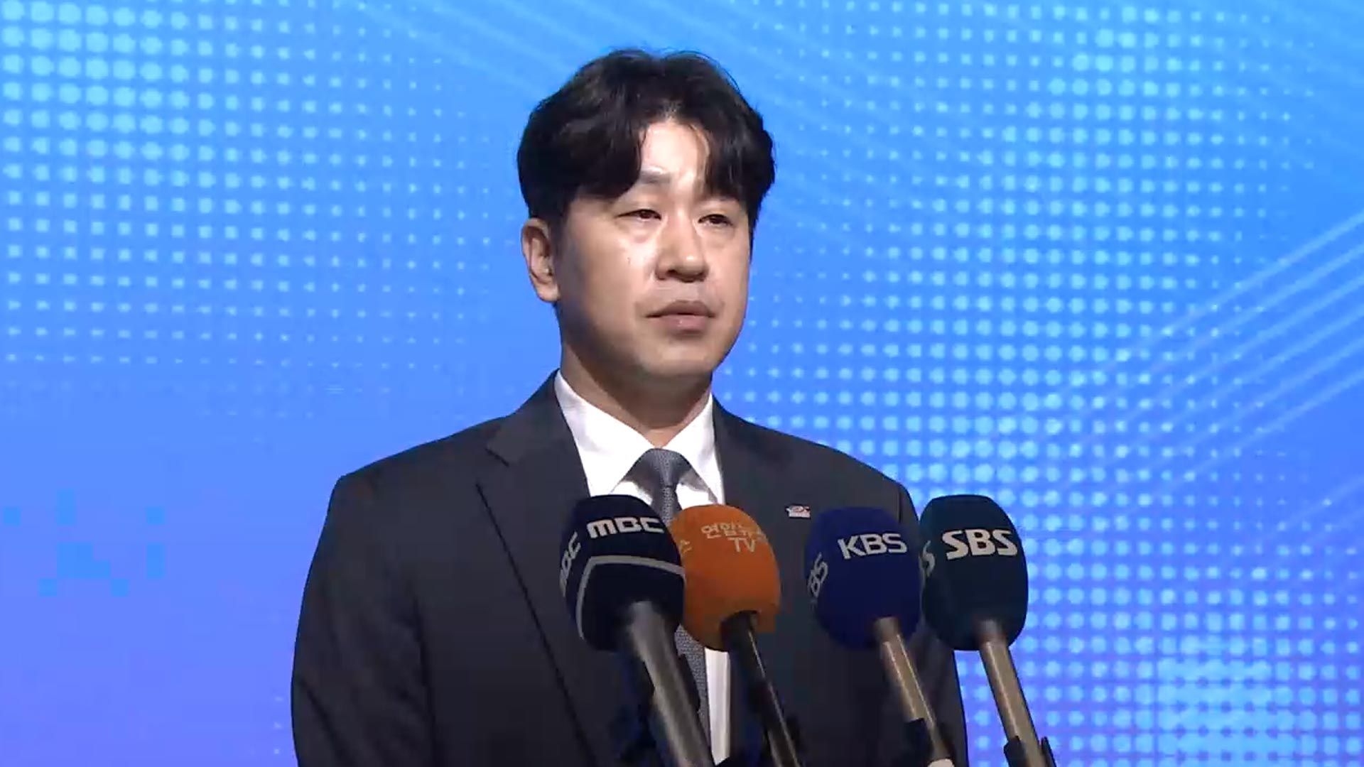 '코치 <b>폭행 의혹</b>' 도로공사 <b>김종민 감독</b>…"왜곡 많다"