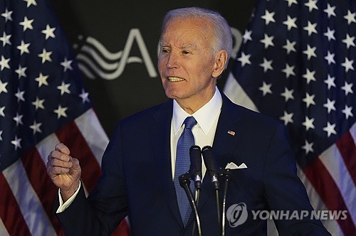 <b>바이든</b>, <b>트럼프</b> 퇴임 후 첫 공개 <b>비판</b>…"사회보장에 도끼질" 일갈