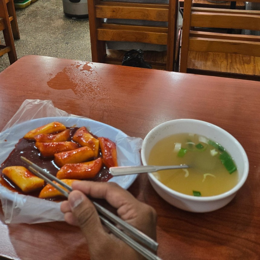 담배로 값을 지불한 떡볶이 [출처=X 'Dylan Patel' 계정 캡처]