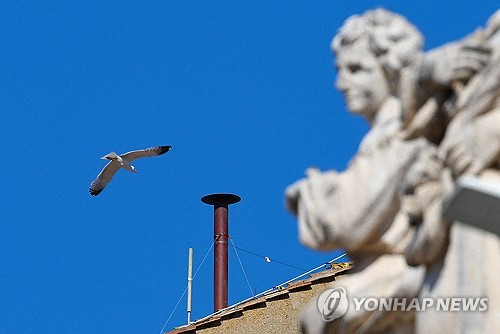 콘클라베 결과 알리는 굴뚝이 시스티나 성당 지붕에 설치된 모습 [로이터 연합뉴스.재판매 및 DB 금지]