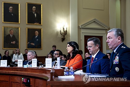 하원 정보위 청문회 출석한 랫클리프 CIA 국장과 개버드 DNI 국장 연합뉴스 자료사진
