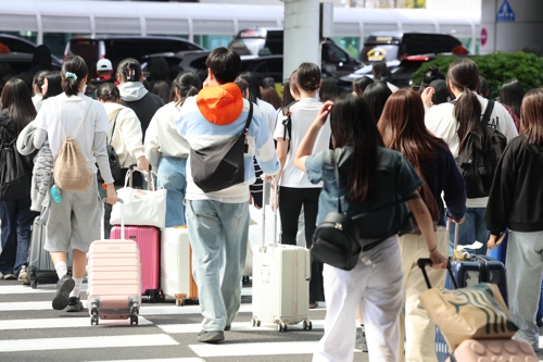 연휴 앞두고 붐비는 제주공항 [연합뉴스 제공]