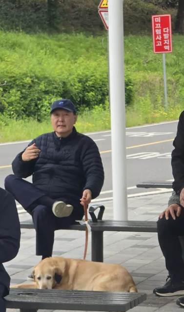 오늘(5일) 산책 중 목격된 윤석열 전 대통령 [출처=온라인 커뮤니티 캡처]
