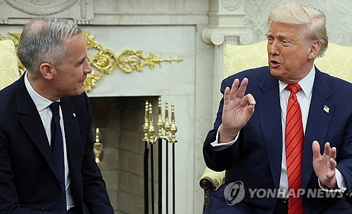 캐나다 총리와 회담하는 트럼프(오른쪽) [워싱턴 로이터=연합뉴스.재판매 및 DB 금지]