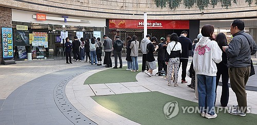 서울 시내 한 SKT 대리점에 시민들이 줄을 서서 유심 교체를 기다리는 모습 [연합뉴스 자료사진]