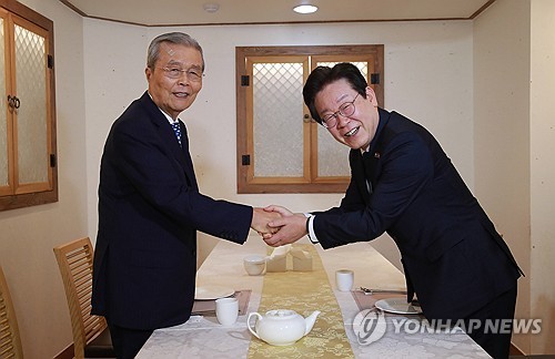 <b>이재명</b>, <b>김종인</b>과 비공개 오찬 <b>회동</b>…외연 확장 행보 주목