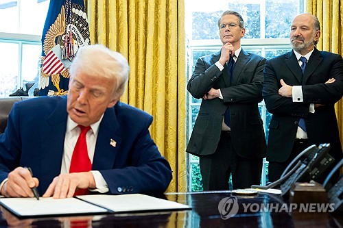 행정명령에 서명하는 도널드 트럼프 미국 대통령 [AFP=연합뉴스]