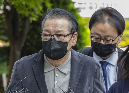 공천헌금 의혹 '건진법사' 전성배 씨 공판 출석 공천헌금 의혹 '건진법사' 전성배 씨 공판 출석 (서울=연합뉴스) 황광모 기자 = 2018년 지방선거 공천헌금 의혹 혐의를 받는 '건진법사' 전성배 씨가 12일