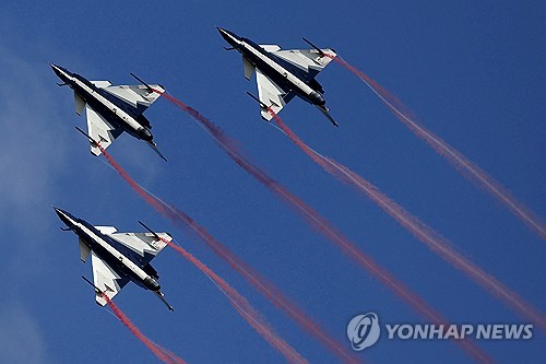 중국의 J-10 전투기 시험 비행 [로이터=연합뉴스 제공]