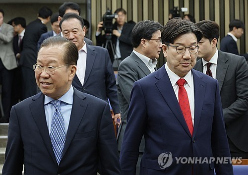 <b>홍준표</b> 두고 엇갈린 '쌍권'…"<b>인성</b> 어쩔"·"보수의 영웅"