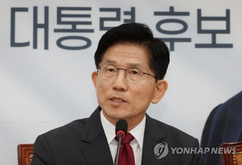 <b>김문수</b> "<b>탈당</b>은 尹이 판단할 문제…후보가 이래라저래라 부적절"