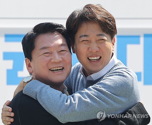 'AI'로 뭉친 안철수-이준석 (성남=연합뉴스) 류영석 기자 = 국민의힘 안철수 대선 경선 후보와 개혁신당 이준석 대선 후보가 25일 경기도 성남시 판교역 앞 광장에서 열린 인공지능(AI) 관련 '미래를 여는 단비토