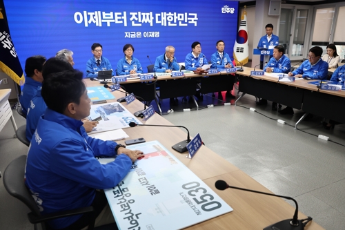 더불어민주당 상임총괄선대위원장인 박찬대 대표 직무대행 겸 원내대표가 오늘(21일) 서울 여의도 당사에서 열린 중앙선거대책위원회의에서 발언하는 모습. [사진 제공] 연합뉴스