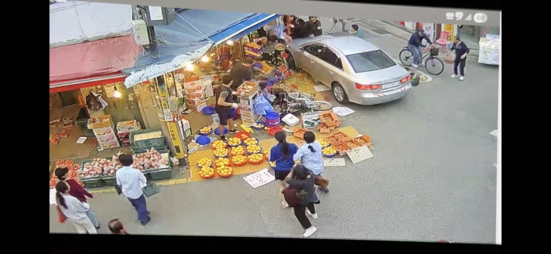 [단독] CCTV에 찍힌 길동 <b>복조리 시장 차량 돌진</b> 사고…'12명 부상'