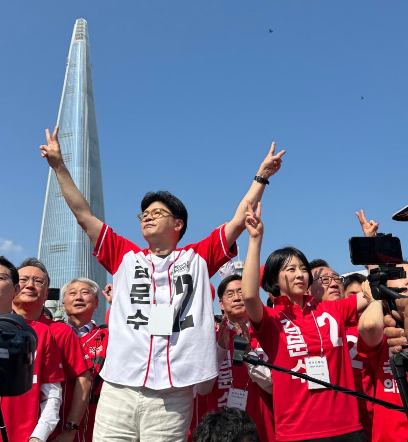 <b>한동훈</b>, '<b>김문수</b>' 적힌 옷 입고 유세 지원…"<b>구태 청산</b>"
