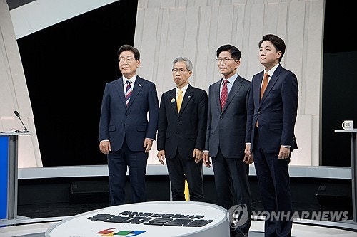 김문수 "유죄 나면 대통령 하는 게 맞나"…<b>이재명</b> "조작 기소"