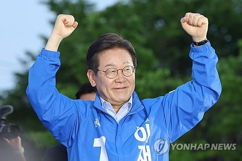 이재명 "K배터리로 경제 재충전…<b>가덕도 신공항</b> 책임있게 <b>추진</b>"