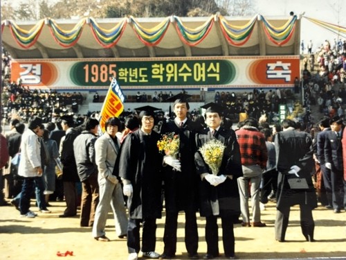 '동문 <b>대통령</b>' 첫 배출 중앙대 곳곳에 <b>현수막</b>…"<b>축하</b>" "공약지켜주길"