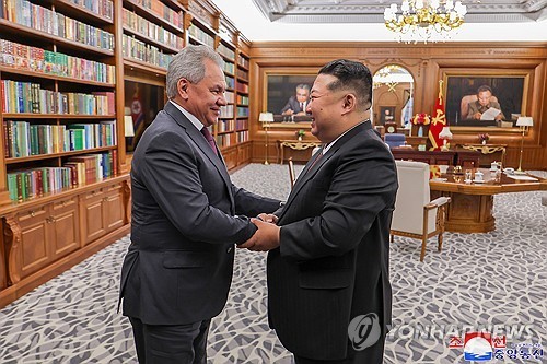<b>김정은</b>, 평양서 <b>쇼이구</b> 만나 "러시아 무조건 지지…조약 준수"