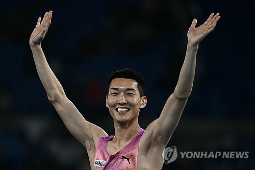 <b>우상혁</b>, 2m32 넘어 <b>로마 다이아몬드리그</b>도 <b>우승</b>