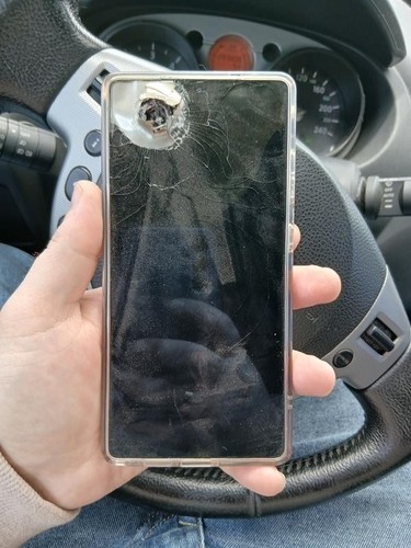 우크라 병사 '<b>갑옷</b>' 된 갤<b>S25</b> 울트라…"<b>티타늄</b> 케이스가 파편 막아"