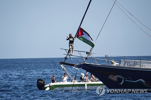 기후활동가 <b>툰베리</b> 탄 '<b>구호품</b> 배', <b>가자</b> 접근…안전 우려 고조