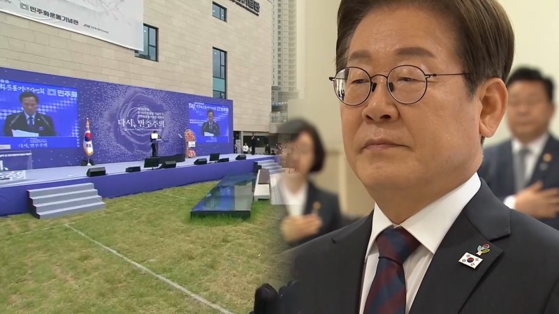 이 대통령 "<b>행동</b>할 때만 <b>민주주의</b> 유지되고 <b>전진</b>"