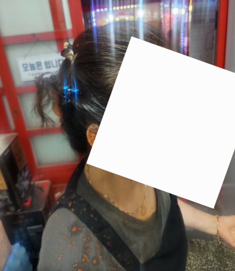 배달 음식 불만에 찾아온 손님…<b>떡볶이</b>를 <b>얼굴</b>에 '퍽'