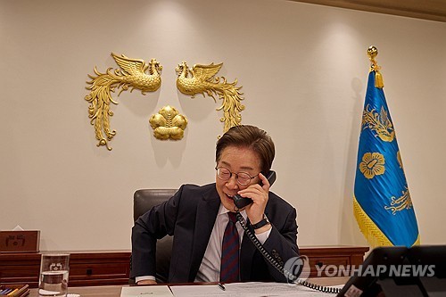 이 대통령, 시진핑과 30분간 첫 통화…"<b>한중</b> <b>관계</b> 발전·APEC <b>협력</b>"