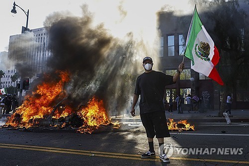 LA <b>시위</b> 현장에 휘날리는 <b>멕시코 국기</b>…저항과 연대의 상징 부각
