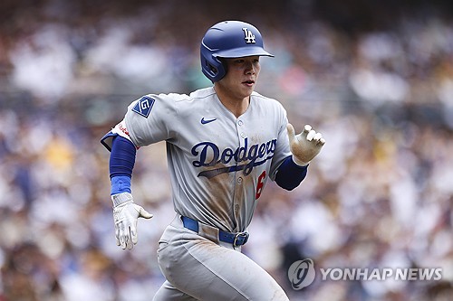 <b>김혜성</b>, 2루수 선발 출전해 침묵…"송구 실책은 <b>팔꿈치 통증</b> 때문"