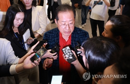 <b>홍준표</b> 하와이서 <b>귀국</b>…"새 정부, 정치보복 말기를"