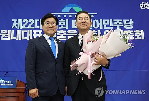 박찬대 원내대표와 기념촬영하는 김병기 의원 [연합뉴스 사진자료]