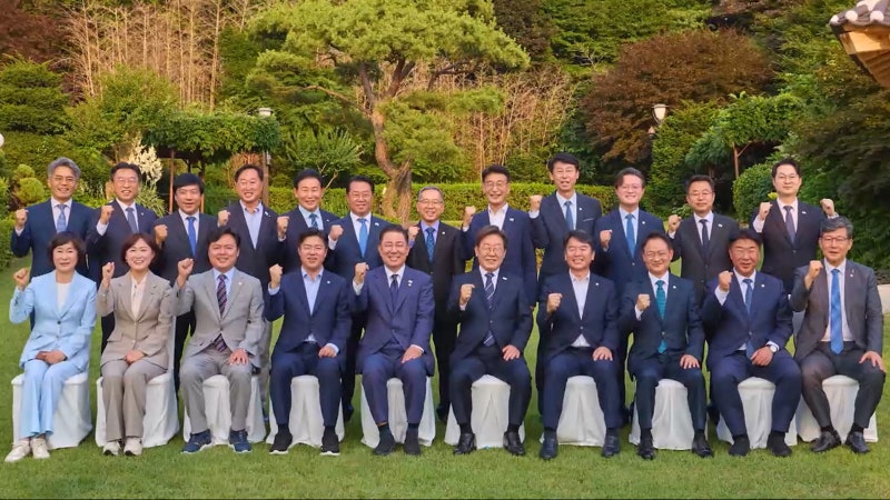 이 <b>대통령</b>, 민주 원내지도부와 첫 만찬…"<b>민생</b> 개선"