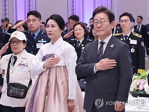 이 대통령, <b>국가유공자</b> 청와대 초청 오찬…"희생에 특별한 <b>예우</b>를"