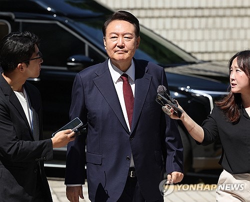 尹, <b>특검</b> 소환 공개 출석…취재진 질문에는 '침묵'