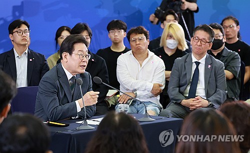이재명 대통령, 대전·충청 타운홀 미팅 발언 (대전=연합뉴스) 홍해인 기자 = 이재명 대통령이 4일 대전컨벤션센터에서 타운홀 미팅 형식으로 열린 '국민소통 행보 2탄, 충청의 마음을 듣다'에서 발언하고 있다. 202