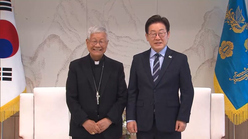 이 <b>대통령</b> "<b>교황</b>, 한반도 평화 위해 북한도 들러보시길"