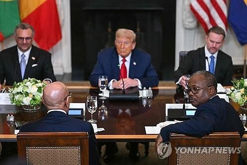 <b>트럼프</b>, <b>영어</b> 국가 라이베리아 대통령에 "<b>영어</b> 잘한다, 어디서 배웠나"