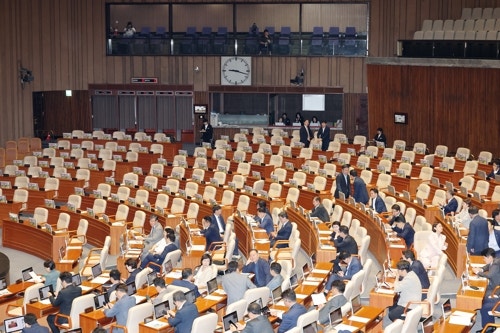 갤럽 "이 <b>대통령 국정수행</b> 지지율 63%...국힘 20% 무너져"