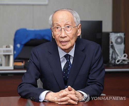 이 대통령, <b>4개국</b> 특사 <b>파견</b>…EU <b>특사단</b>장에 윤여준