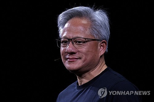 <b>엔비디아</b> CEO 젠슨 황 "미, <b>H20칩 중국 판매</b> 승인…매우 기뻐"