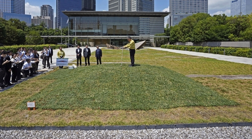 일본 총리관저 앞마당에 깔린 제염토 [교도=연합뉴스]