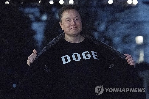 "스페이스X '<b>머스크</b>, 또 정부 역할 맡을 수 있다' 투자자에 경고"