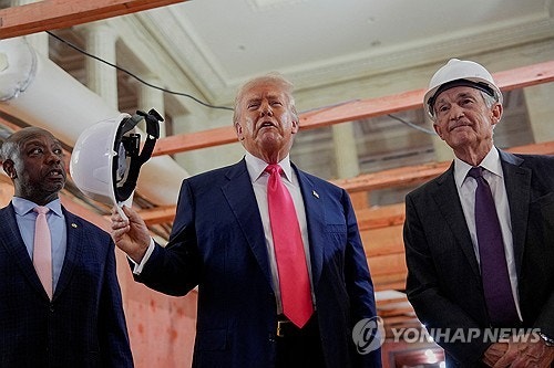 <b>연준</b> 방문 <b>트럼프</b> <b>금리인하 압박</b>…"일본처럼 돈 내면 관세<b>인하</b> 가능"