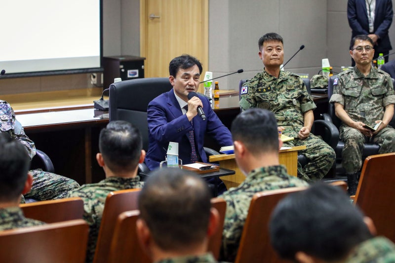 <b>안규백</b>, <b>계엄</b>에 동원된 <b>특전사</b> 부대 방문…"상처입은 장병 마음 위로"