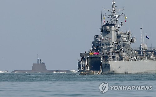 <b>진해</b> 입항하던 <b>해군 상륙함</b>서 <b>화재</b>…승조원 3명 경상