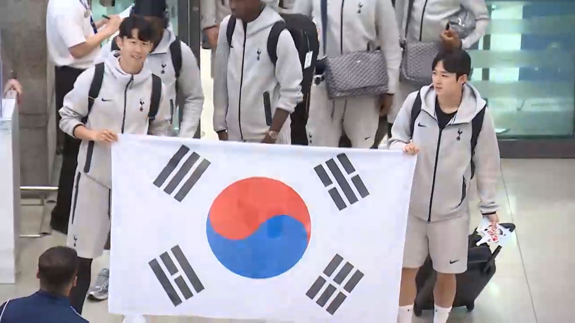 <b>토트넘</b> '캡틴' <b>손흥민</b>, 양민혁과 태극기 펼쳐 들고 입국