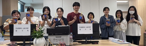 커피 선물을 받은 팔복동주민센터 직원들 [전주시 제공]