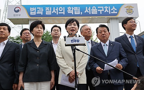 3대 특검 종합대응특위 서울구치소 앞 브리핑 [연합뉴스 자료사진]